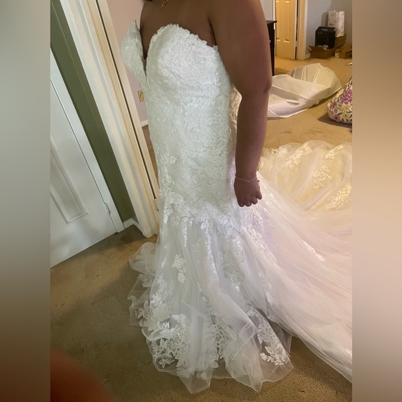 Essence of Australia Wedding Dress - Picture 3 of 12